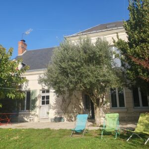 la facade de la maison de la Thébaïde : sérénité et repos