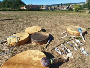 ArbRuisseau et Aspirience, les tambours créés pendant le stage au milieu du pré à Courcelles les Gisors