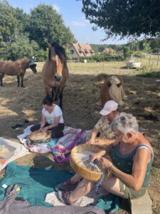 ArbRuisseau et Aspirience, stage de fabrication du tambour avec les chevaux. La curiosité et le soutien de Kenzo, Gaïa et Princesse.