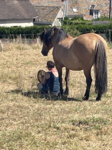 ArbRuisseau e Aspirience. Gaïa : son soutien et sa présence derrière une femme en méditation avec son tambour chamanique