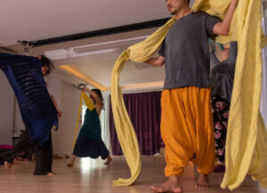 des hommes et des femmes dansent avec des rebozo lors d'une cérémonie chamanique de l'arbruisseau à la thébaïde près de paris
